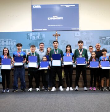 Campeões mineiros e sul-americanos de karatê são homenageados na Câmara