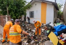 Prefeitura de Pouso Alegre realiza ação integrada e retira 10 caminhões de entulho em imóvel no Jardim Brasil