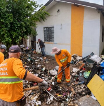 Prefeitura de Pouso Alegre realiza ação integrada e retira 10 caminhões de entulho em imóvel no Jardim Brasil